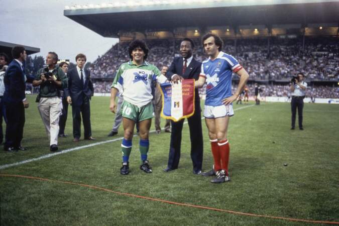 Lors du match amical opposant la France à une Selection mondiale en 1988, c'est Pelé, l'autre roi du football, qui réunit Maradona et Platini.