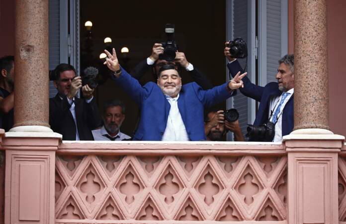 Toujours très populaire, Maradona au balcon de la Casa Rosada, siège du gouvernement argentin (décembre 2019)