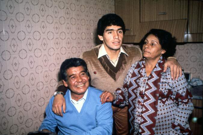 Diego Maradona avec ses parents Chitoro et Dalma.