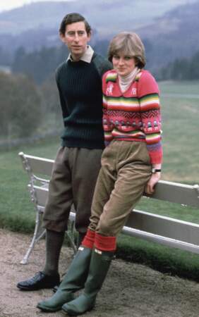 Le 6 mai 1981, le prince Charles et sa fiancée Lady Diana Spencer sont photographiés sur le domaine de Craigowen Lodge à Balmoral, en Écosse. Diana porte un pull rose en crochet qui a marqué les esprits.