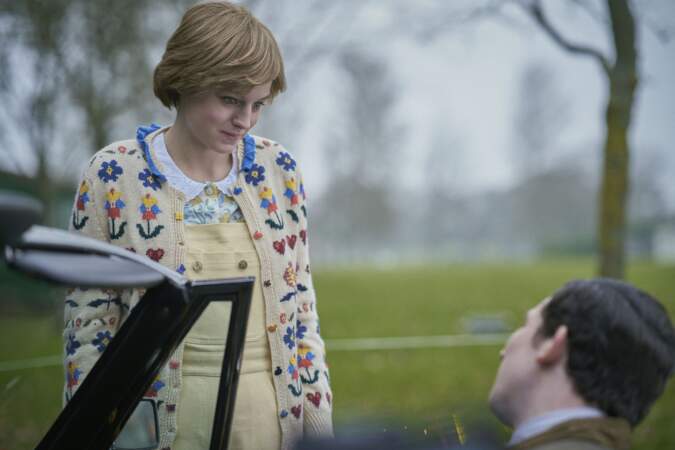 Dans la même salopette jaune clair, la Diana de The Crown sait trouver les mots pour toucher le prince Charles qui vient de perdre un membre proche de sa famille.