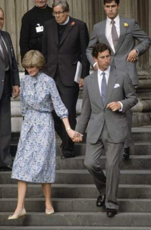 Londres, le 27 juillet, le prince Charles avec Lady Diana Spencer se tiennent la main alors qu'ils quittent Saint-Paul après la répétition de mariage.