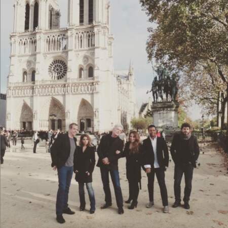 Julie Zenatti pose devant Notre-Dame de Paris, ce qui lui rappelle de bons souvenirs