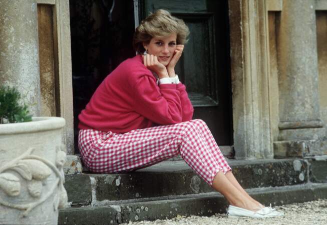Charmante toute vêtue de rose, Diana est assise sur les marches de sa maison à Highgrove, dans le Gloucestershire.