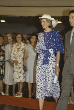 Le prince Charles et Diana visitent la mairie de Brisbane en Australie, le 11 avril 1983. Diana porte une robe Donald Campbell et un chapeau de John Boyd.