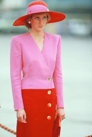 La princesse Diana n'a pas attendu la tendance du color block. Elle porte un costume Rouge et rose Catherine Walker et un chapeau Philip Somerville lors de sa tournée officielle dans les États du Golfe le 15 mars 1989 à Koweït, aux Émirats arabes unis.