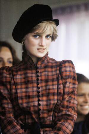 Invitée aux Braemar Highland Games en septembre 1982 en Scotland, Diana a misé sur le tissu à carreaux.