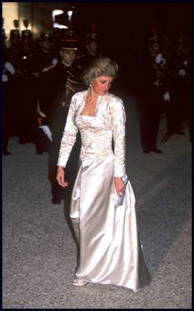 La princesse de Galles a choisi une robe en soie crème de Victor Edelstein pour dîner à l'Elysée, à Paris, lors d'une visite officielle en France en novembre 1988.