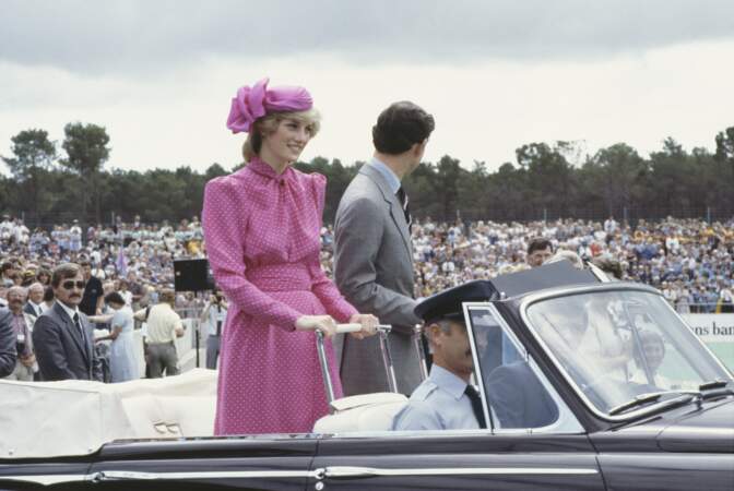 Charles et Diana sont en visite au stade de hockey de Perth à Bentley Australie occidentale, le 7 avril 1983. Diana porte un costume rose de Donald Campbell. 