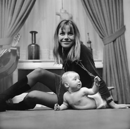 1967 : Jane Birkin met au monde Kate Barry et se sépare peu de temps après du père.