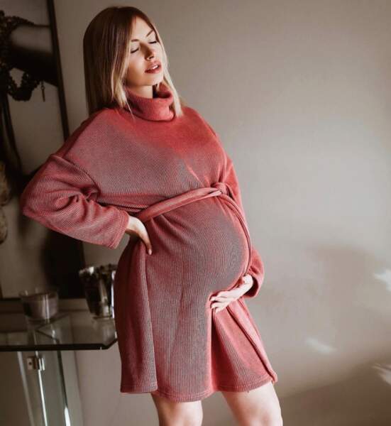 Stéphanie Clerbois fière de son baby-bump 


