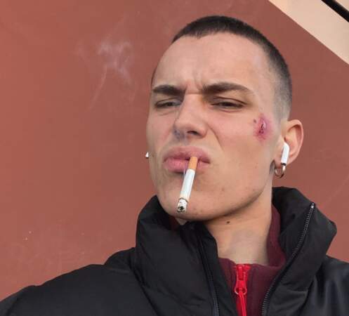 Aron Piper est accro est à deux choses : ses écouteurs sans fil et la cigarette