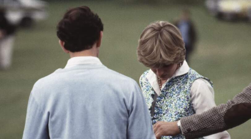Lors d'un match de polo, Diana venue encourager son fiancé Charles, craque et fonds en larmes. Elle portait une jupe assortie à un gilet en tissus liberty.
