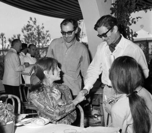 Venant de se marier, Jean-Luc Godard présente sa seconde femme, Anne Wiasemsky, au cinéaste italien Pier Paolo Pasolini (1967).