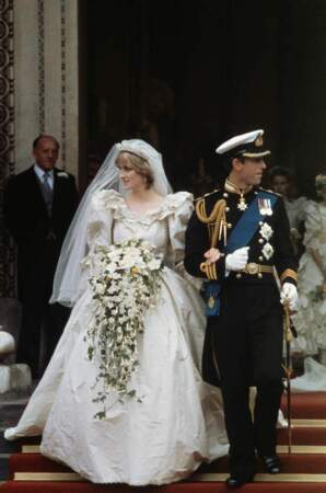 Le 29 juillet 1981, Diana épouse Charles à la cathédrale Saint-Paul de Londres. La jeune mariée de 19 ans, irradie dans une robe digne d'une princesse de conte de fée. Créée David et Elizabeth Emanuel, cette robe couleur ivoire, en taffetas de soie et dentelle, a une traîne de plus de sept mètres de long et un imposant voile de tulle. 