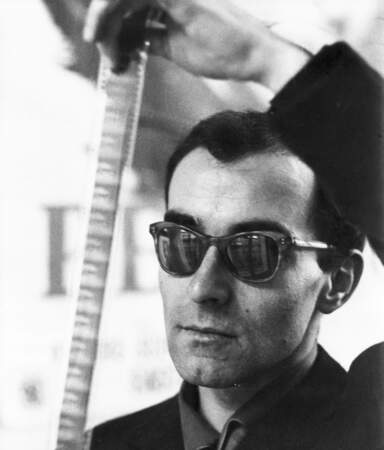 Jean-Luc Godard est né le 3 décembre 1930 à Paris dans une famille franco-suisse.