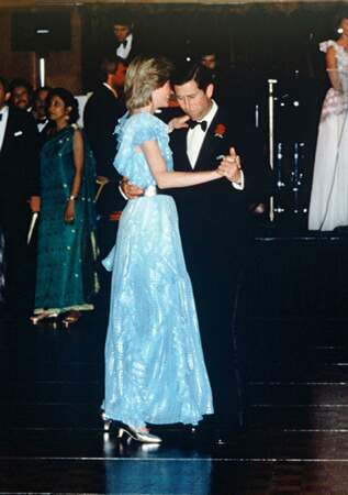 Le prince Charles et la princesse Diana lors de leur visite officielle en Australie. L'un des moments de complicité entre les deux époux.
