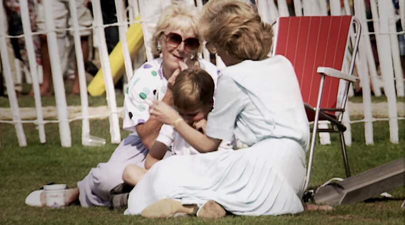 Diana fait un câline le petit William dans une robe bi-matière légère couleur ciel à volants.