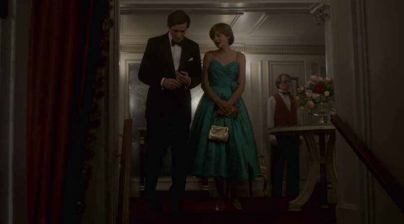 C'est également en vert que dans la série Charles et Diana ont leur premier rendez-vous à l'opéra couvés par leur chaperon.