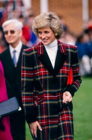 Ce tailleur en tartan écossais aux couleurs de Noël souligne la silhouette longiligne de Diana.