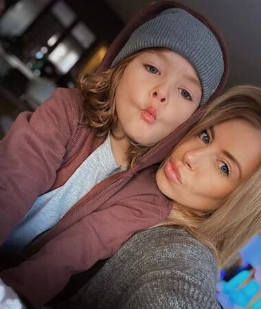 Selfie duckfaces pour Stéphanie Clerbois et son petit Lyam.
