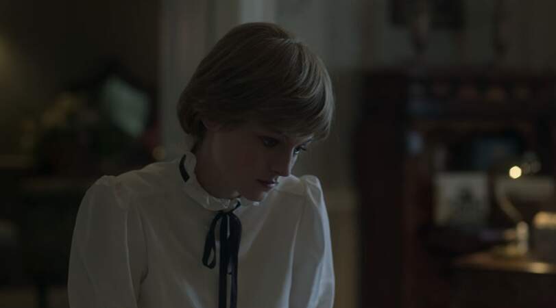 Emma porte un chemisier à l'image de Diana, lui-aussi orné d'un petit nœud noir alors qu'elle est isolée au palais de Buckingham en l'absence de son fiancé.