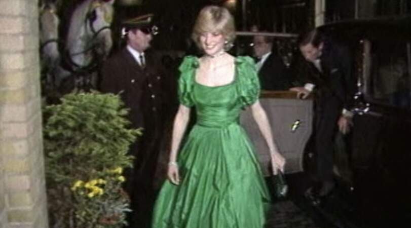Diana sort une nouvelle robe verte pour l'une de ses premières sorties avec Charles.