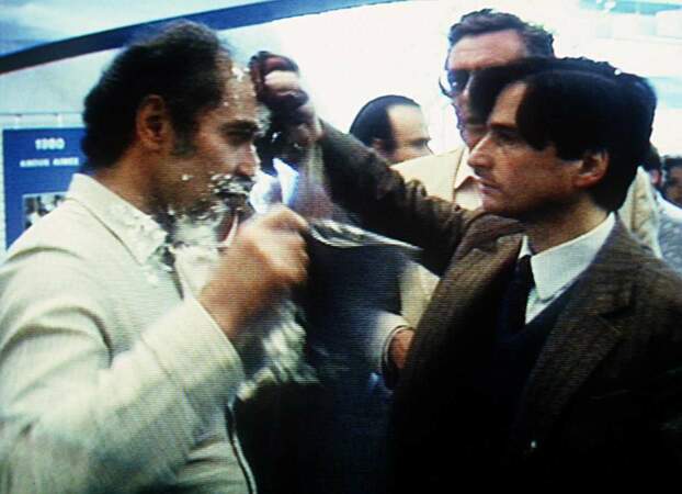 Mais le cinéma de Jean-Luc Godard n'a pas toujours fait l'unanimité. Notamment auprès de Noel Godin, l'humoriste belge qui aimait "entartrer" les célébrités (1985).