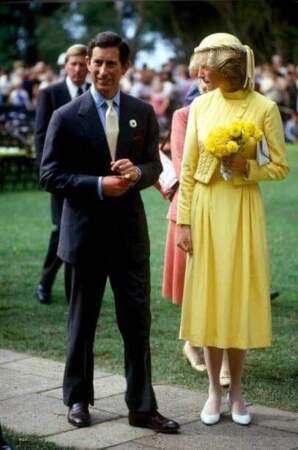 
Toute vêtue de jaune, Diana avec Charles en avril 1983 en voyage à Waitangi.