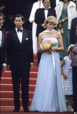À Cannes, c'est dans une robe de star de cinéma que la princesse monte les marches en 1987.