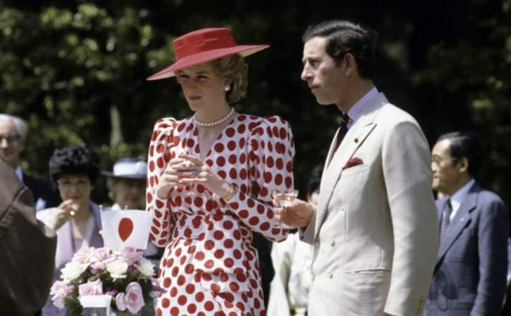 Diana habillée de la robe à pois idéale pour un voyage officiel au Japon en 1986.