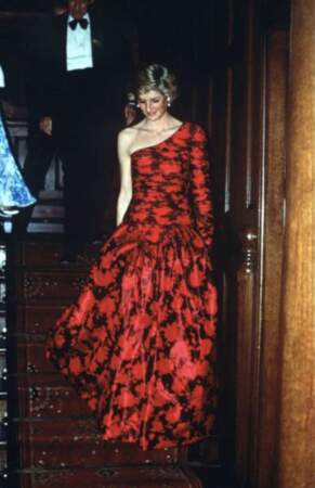 Ligne qu'elle a empruntée sur une la robe rouge portée par Diana au Middlle Temple pour recevoir le titre honoraire de "Barrister".