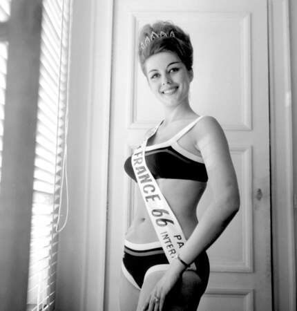 Miss France 1966, Monique Boucher. Elle perd ensuite son titre