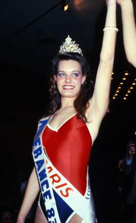 Miss France 1983, Isabelle Turpault. Elle perd son titre de Miss France 1983, après avoir posé en lingerie pour le magazine "Paris Match"