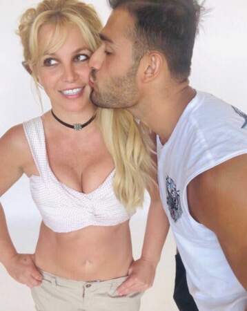 Mais aussi à Britney Spears, 39 ans, qui a reçu un gros bisou de son chéri Sam Asghari pour l'occasion. 