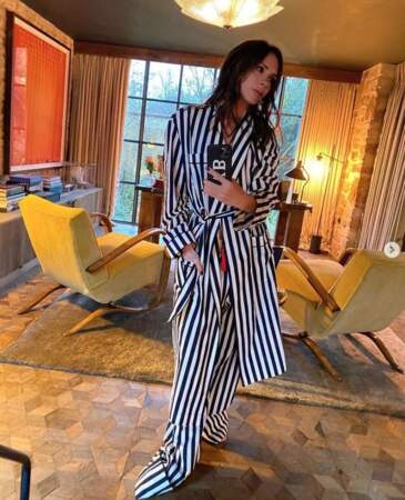 Victoria Beckham a oublié de faire un ourlet à son pantalon de pyjama.