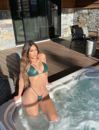 Tout aussi sexy : Kim Kardashian en bikini dans son jacuzzi.