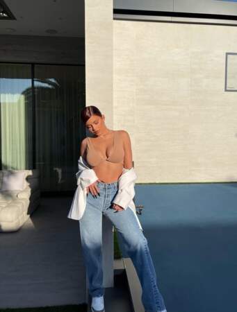 Séance de bronzage en soutien-gorge pour Kylie Jenner.