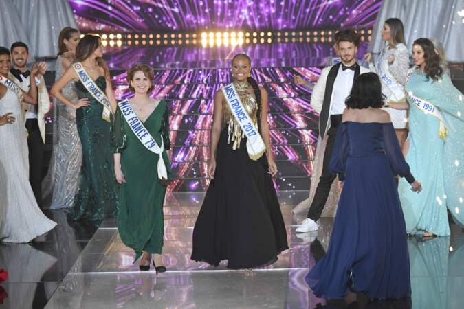 À cette occasion, (presque) toutes les générations de Miss sont réunies (ici Sylvie Parera, Miss France 1979 et Alicia Aylies, Miss France 2017)