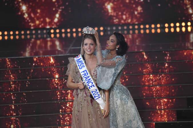 Miss France 2021 est Amandine Petit, Miss Normandie, couronnée des mains de Clémence Botino qui rend son titre après un an de règne !
