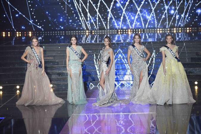 Les 5 candidates prétendantes au titre Miss France sont ici vêtues de robes haute couture. 