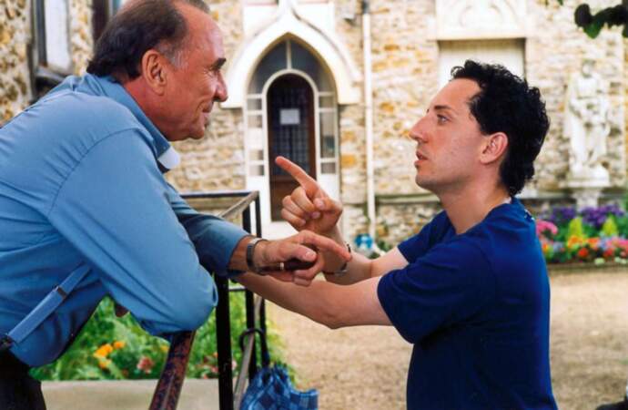 2002 : en tant que père Léon, il apporte son soutien à "Chouchou" joué par Gad Elmaleh