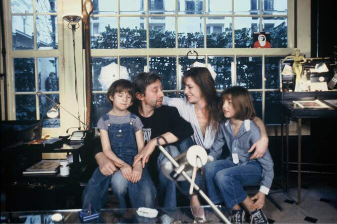 Jane Birkin entourée de sa famille Serge, Charlotte et Kate dans leur appartement rue de Verneuil à Paris.