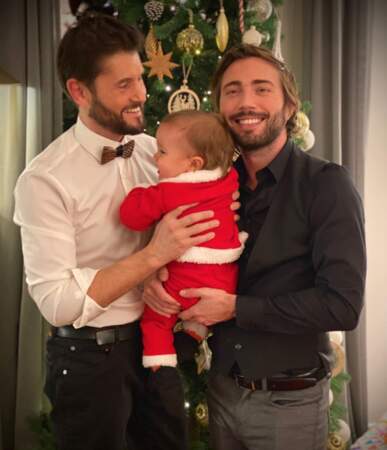 Christophe Beaugrand et son mari Ghislain Gerin ont habillé leur petit Valentin en Père Noël
