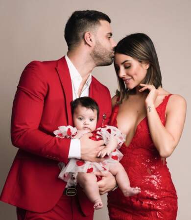 Rym et Vincent Queijo tout de rouge vêtus pour le premier Noël de leur fille