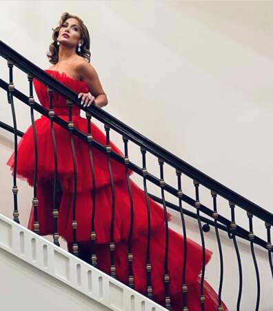 Jennifer Lopez a choisi une robe bustier rouge sculpturale pour le réveillon