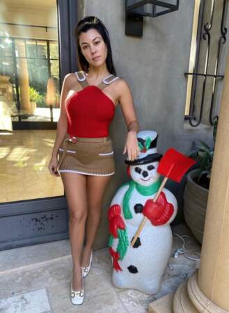 Kourtney Kardashian arborait une tenue apte à faire fondre la glace
