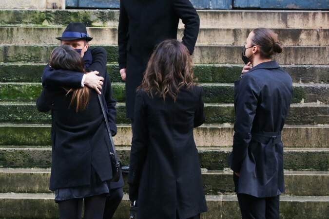 Alexandre Brasseur réconforte ses trois enfants lors des Obsèques de son père à  l'Eglise Saint Roch le 29 décembre 2020 .