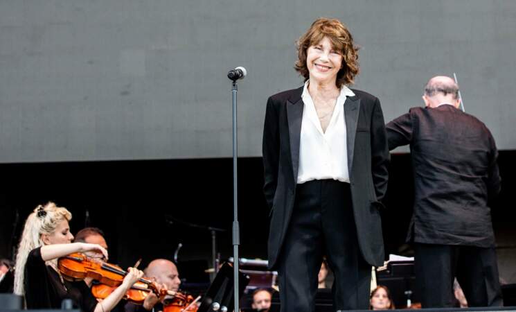 En 2016, elle revient sur le devant de la scène et entame une tournée mondiale, Gainsbourg symphonique.