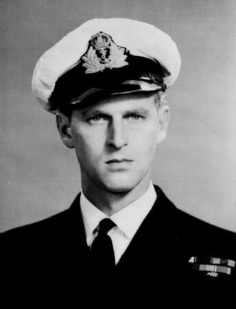 De 1940 a 1946 il naviguera sur les mers accomplissants plusieurs missions qui lui vaudront  la croix de guerre française et grecque.